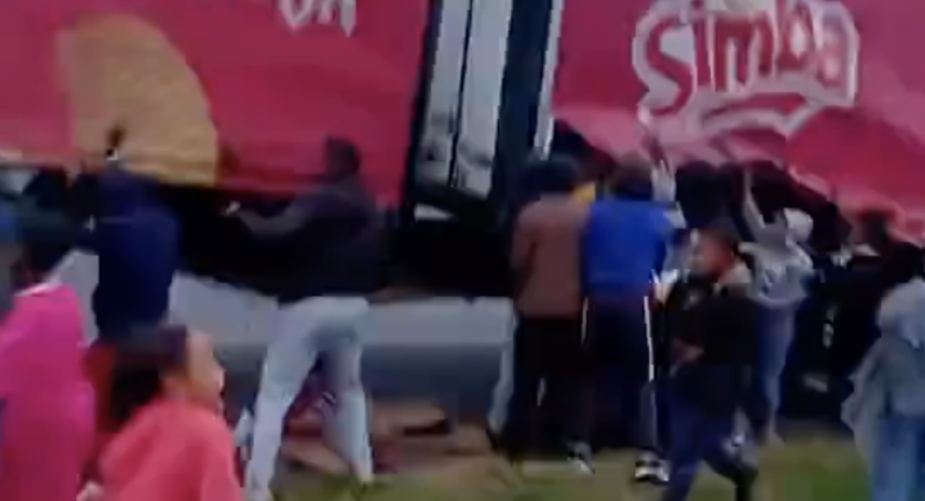 South Africans looted from a broken-down food truck in broad daylight